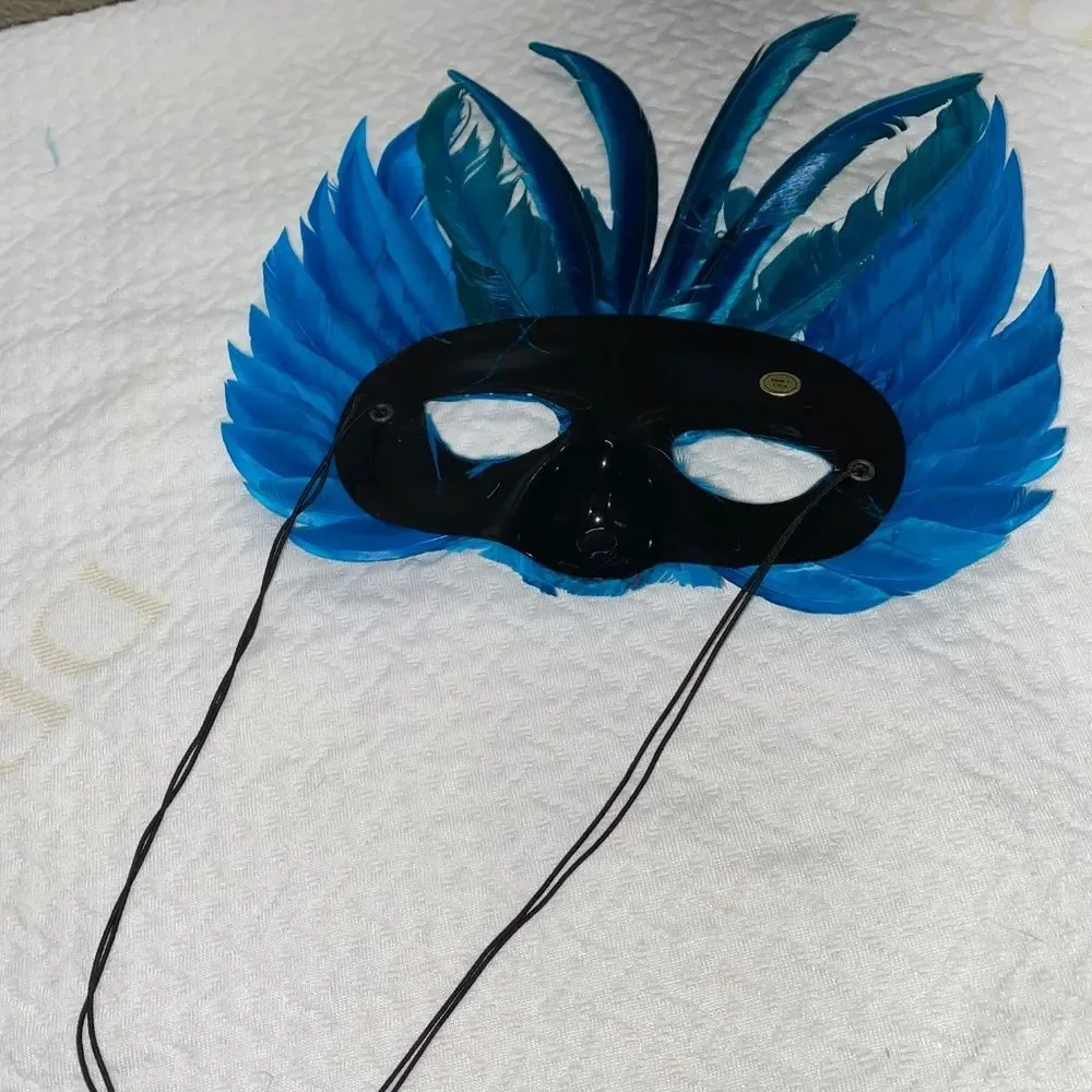 *8A blue feathered Venetian-style masquerade mask